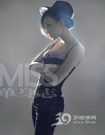乳房外侧凹陷下方有硬块是啥事