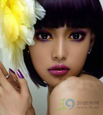 夏日美眉加快实施美腿计划