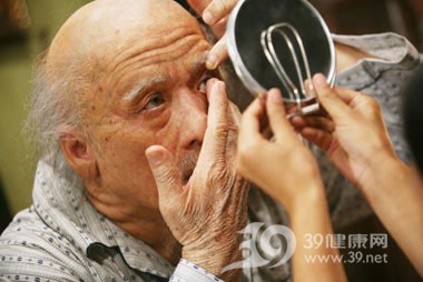 老人常照镜子可发现疾病兆头