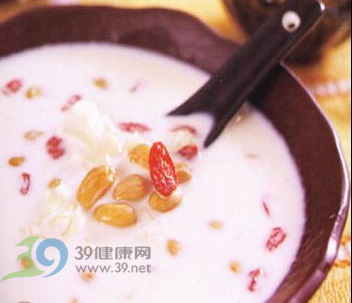 丰胸食谱:牛奶炖花生