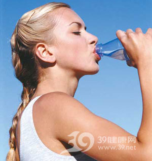 炎夏勿暴饮冰水 以防招惹心梗!
